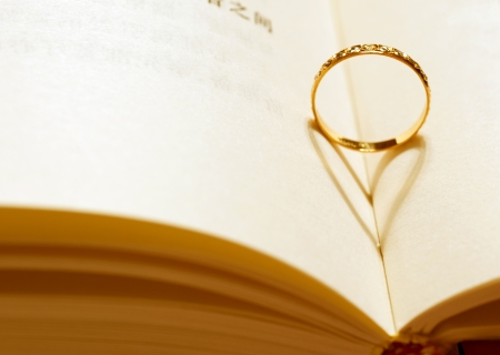 A wedding ring in a book.
の写真素材