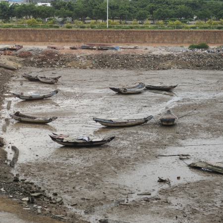 fishing boats staying at shore  waiting for high tideのeditorial素材