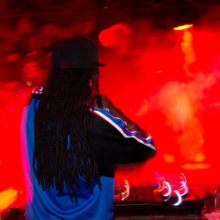 Singing dj at a night club.
の写真素材