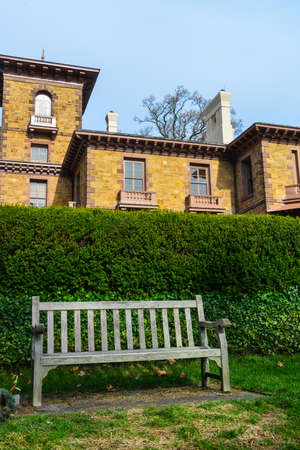 PRINCETON, NJ USA - NOVENBER 12, 2019: Princeton University park wooden bench, garden designのeditorial素材