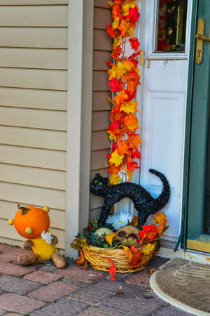 PRINCETON, NJ USA - NOVENBER 12, 2019: Halloween decorations near an apartment building in a suburb of Princeton, New Jerseyのeditorial素材