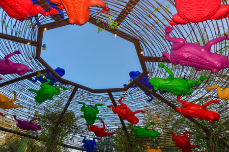 USA, PHENIX, ARIZONA- NOVEMBER 17, 2019: original installation with plastic frogs above the fountain at the entrance to the Phoenix Botanical Garden, Arizonaのeditorial素材