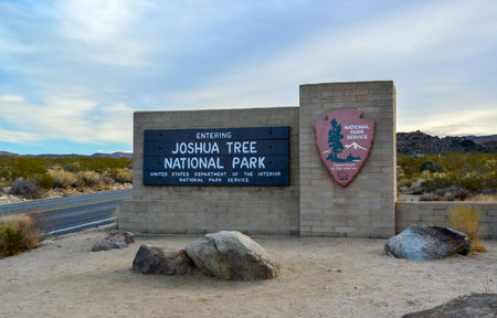 CALIFORNIA, USA - NOVEMBER 26, 2019: information sign at the entrance to the national park JOSHUA TREE, Arizonaのeditorial素材