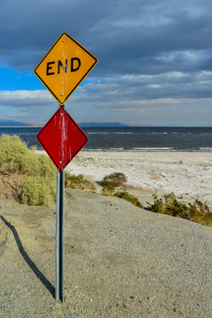 CALIFORNIA, USA - NOVEMBER 27, 2019: END sign on the coast of a salt lake in Californiaのeditorial素材