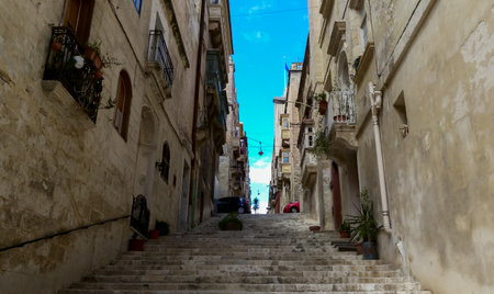 VALLETTA, MALTA - SEPTEMBER 14, 2012: view of the old houses and streets of the old town in Valletta on the island of Maltaのeditorial素材