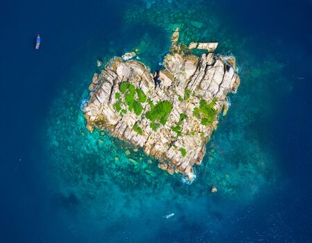 Aerial Shot Of A Rocky Island Heartの写真素材