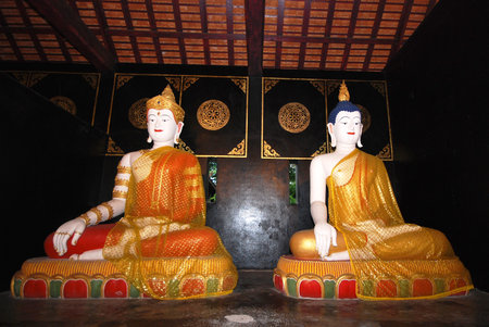 The  both Buddha statue in Chiangmai Thailandのeditorial素材