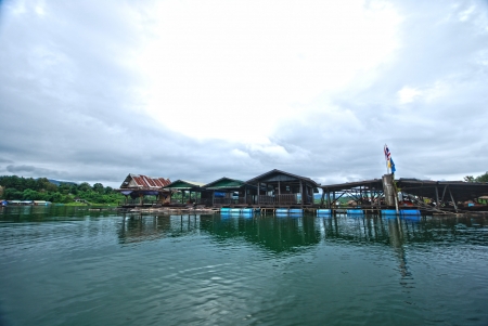 The raft house on the river in Sangkhlaburiのeditorial素材