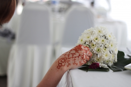 woman hand arranging bouquet of white bouquetの写真素材