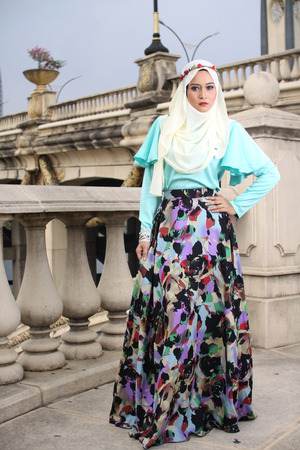 high fashion muslim woman posing at bridgeの写真素材