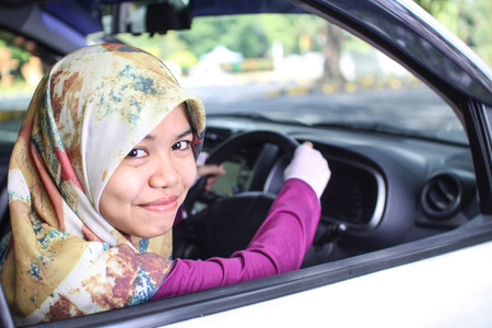 potrait of muslim woman driving her carの写真素材