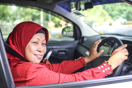 potrait of muslim woman driving her carの写真素材