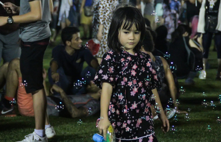 SHAH ALAM, MALAYSIA - SEPTEMBER 5: Bon-Odori Festival in Shah Alah,  on September 5, 2015. Participants in "Bon Odori" festival, held annually to celebrate the unique style of dancing performance from japan to Malaysia.The kids playing with the bubble gunのeditorial素材