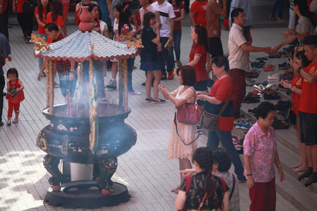Kuala Lumpur, Malaysia - JANUARY 28, 2017. Malaysian praying on Chinese New Year 2017 at Thean Hou Templeのeditorial素材