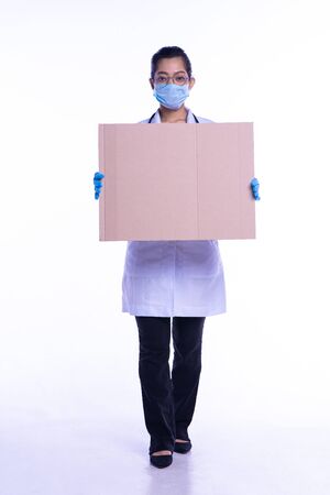 The doctor stood while holding the cardboard.の写真素材