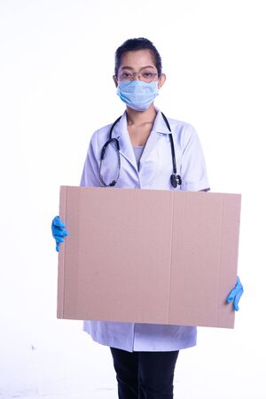 The doctor stood while holding the cardboardの写真素材