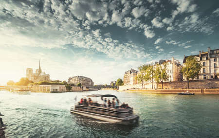 Seine and Notre Dame de Paris, Paris, Franceのeditorial素材
