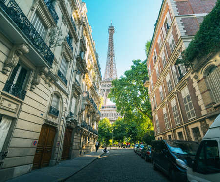 building in Paris near Eiffel Towerのeditorial素材