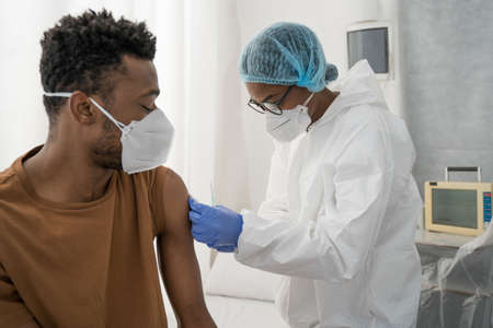 Professional doctor or nurse preparing to giving injection to patientの写真素材