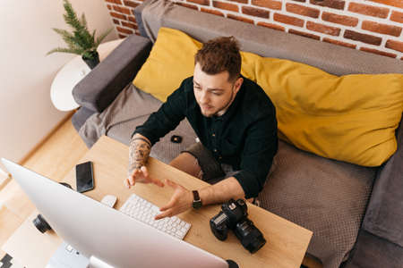 Photographer conducts his own online webinar about photography