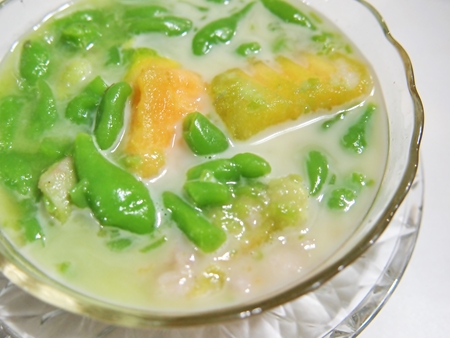 Lod chong, Thai dessert with coconut milk and topping.の写真素材