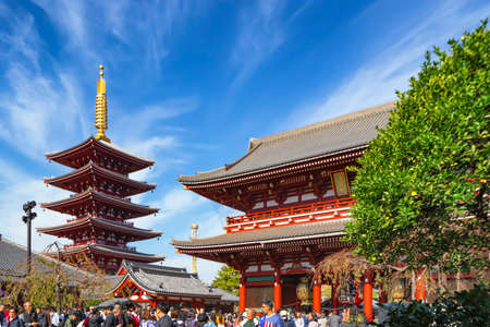 Japan - November 18, 2019 : Crowd of Tourists enjoy sightseeing at Sensoji Temple in Sunny Blue Sky Day, Asakusa, Tokyoのeditorial素材