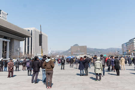 SEOUL, South Korea, March. 10, 2017, People stop walking and watching live broadcast about the judgement of a corruption scandal of the President Park Geun-hye on March 10, 2017 at Gwanghwamun squareのeditorial素材