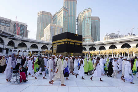 MAKKAH, SAUDI ARABIA - SEPTEMBER, 2016: the pilgrims are performing tawaf in the Kaabaのeditorial素材