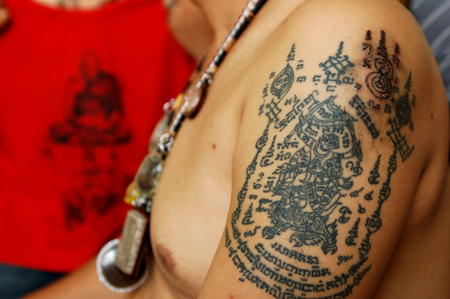 WAT BANG PHRA, Nakhon Prathom, THAILAND - MAR 3 2006: Unidentified Thai  traditional  tattoo (Yantra) on body's adherent during Memorial ceremony Master Day in Wat Bang Pra in Nakhon Prathom, Thailand.のeditorial素材