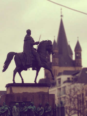 Statue in front of Kln Cathedralの素材