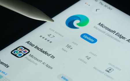 Dhaka, Bangladesh- 30 Oct 2025: Microsoft Edge app on a iPad screen with a pen pointing at the install option.のeditorial素材