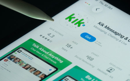 Dhaka, Bangladesh- 30 Oct 2025: Kik app on a iPad screen with a pen pointing at the install option.のeditorial素材
