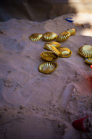 Golden clam shell