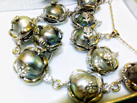 Complete set of accessories necklace bracelet and pair of earrings made of FRESHWATER PEARLS from Puerto Princesa Palawan.の素材