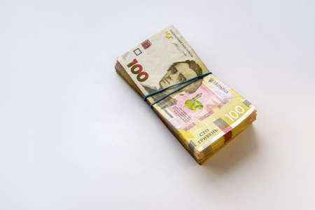 New banknotes with a face value of 100 hryvnia.