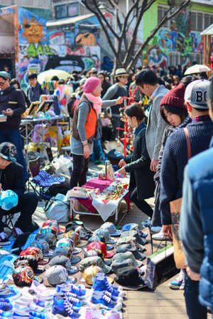 Seoul, Korea - March 7, 2015 : crowd of tourist shopping at Free Market located on Hongdae street, Free Market is a marketplace for young artists and sells only genuinely creative artworkのeditorial素材