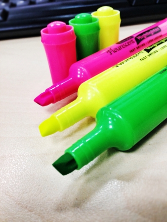 Green pink yellow highlightersの素材