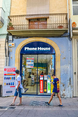 a shop window selling phones. street people.のeditorial素材