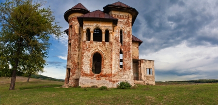 Old abandoned haunted house and sky in Transylvania with clouds Abandoned mansion in ruins  の写真素材
