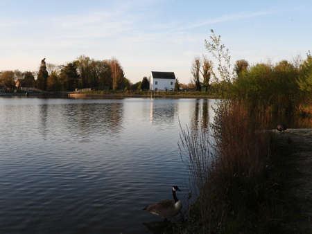 Flour Mill and Millpond in Ifield, Crawley West Sussex. Originally a forge site until the parlimentarian forces destroyed it in 1643 during the English Civil War, flour milling started on the site byのeditorial素材