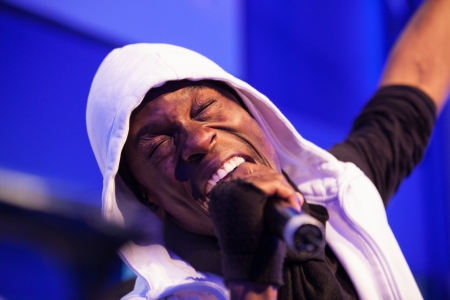 VANCOUVER, BC - FEBRUARY 2010 - Naturally 7 performs at the Bell Ice Cube during Vancouver's 2010 Gamesのeditorial素材