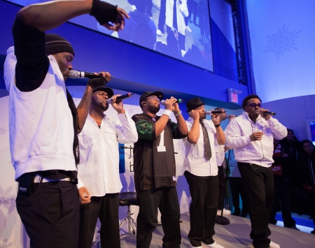 VANCOUVER, BC - FEBRUARY 2010 - Naturally 7 performs at the Bell Ice Cube during Vancouver's 2010 Gamesのeditorial素材