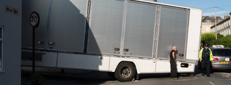 BATH, UK - 01 SEP 2017 Lorry stuck on steep hill with driver and policeman. HGV unable to move after attempting a sharp turn off London Road, causing police response and traffic chaosのeditorial素材