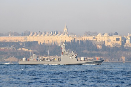 ISTANBUL - JANUARY 10: Turkish Navy assault boat TCG Mizrak arrives at Bosporus on January 10, 2011 in Istanbul, Turkeyのeditorial素材