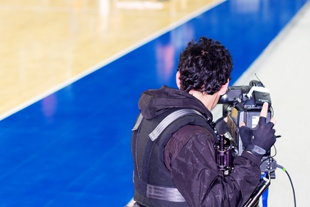 ISTANBUL - JANUARY 20: Professional cameraman records live while THY Euroleage Top 16 Basketball Championship, Efes Pilsen vs Montepaschi Siena January 20, 2011 in Istanbulのeditorial素材