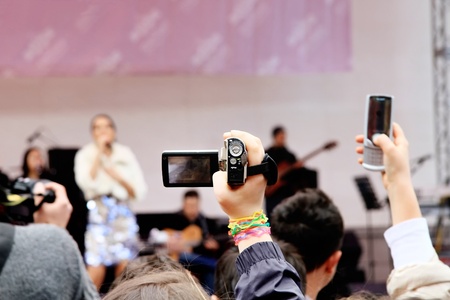 ISTANBUL - APRIL 23: Crowd of music fan record the show during Bengu Erden Concert at Marmara Egitim Kurumlari on April 23, 2011 in Istanbul, Turkey. のeditorial素材