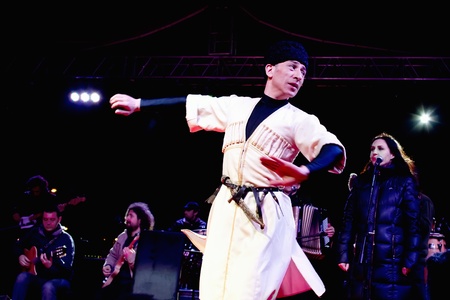 ISTANBUL - MAY 8 : An unidentified dancer performs during Leman Sam concert at Maltepe open air stage on May 8, 2011 in Istanbul, Turkey. のeditorial素材