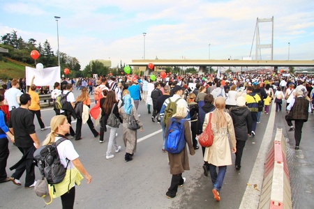 ISTANBUL - OCTOBER 17: People run over streets during the 32nd Intercontinental Eurasia Marathon run on October 17, 2010 in Istanbul, Turkey. のeditorial素材