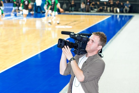 ISTANBUL - JANUARY 20: An unidentified cameraman records live during THY Euroleage Top 16 Basketball Championship, Efes Pilsen vs Montepaschi Siena January 20, 2011 in Istanbulのeditorial素材