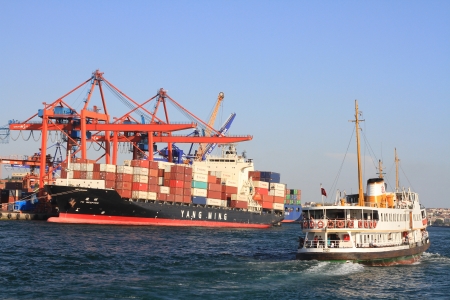 ISTANBUL - JULY 30: YANG MINGs cargo ship, INCEPTION (IMO: 9319155, Liberia) full of containers in port on July 30, 2012 in Istanbul.  A 172 mt long, 27 mt width vessel, launched into the sea in 2006 and has a deadweight of 22,027 tons. Container stacks oのeditorial素材